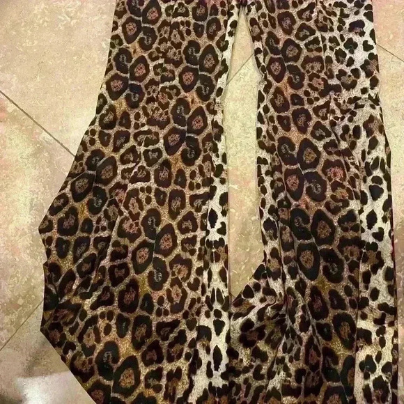 Perfectly Priscilla stretchy leopard flare pants. Size Large. New with tags! 🐆 - Picture 6 of 6